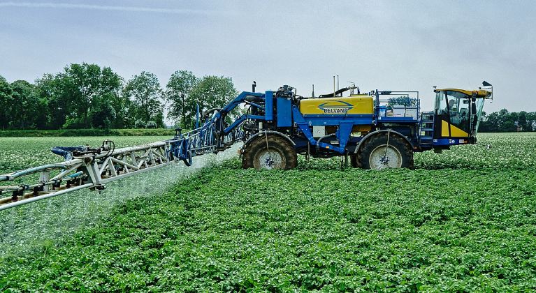 Delvano spuit YaraVita in veld met aardappelen